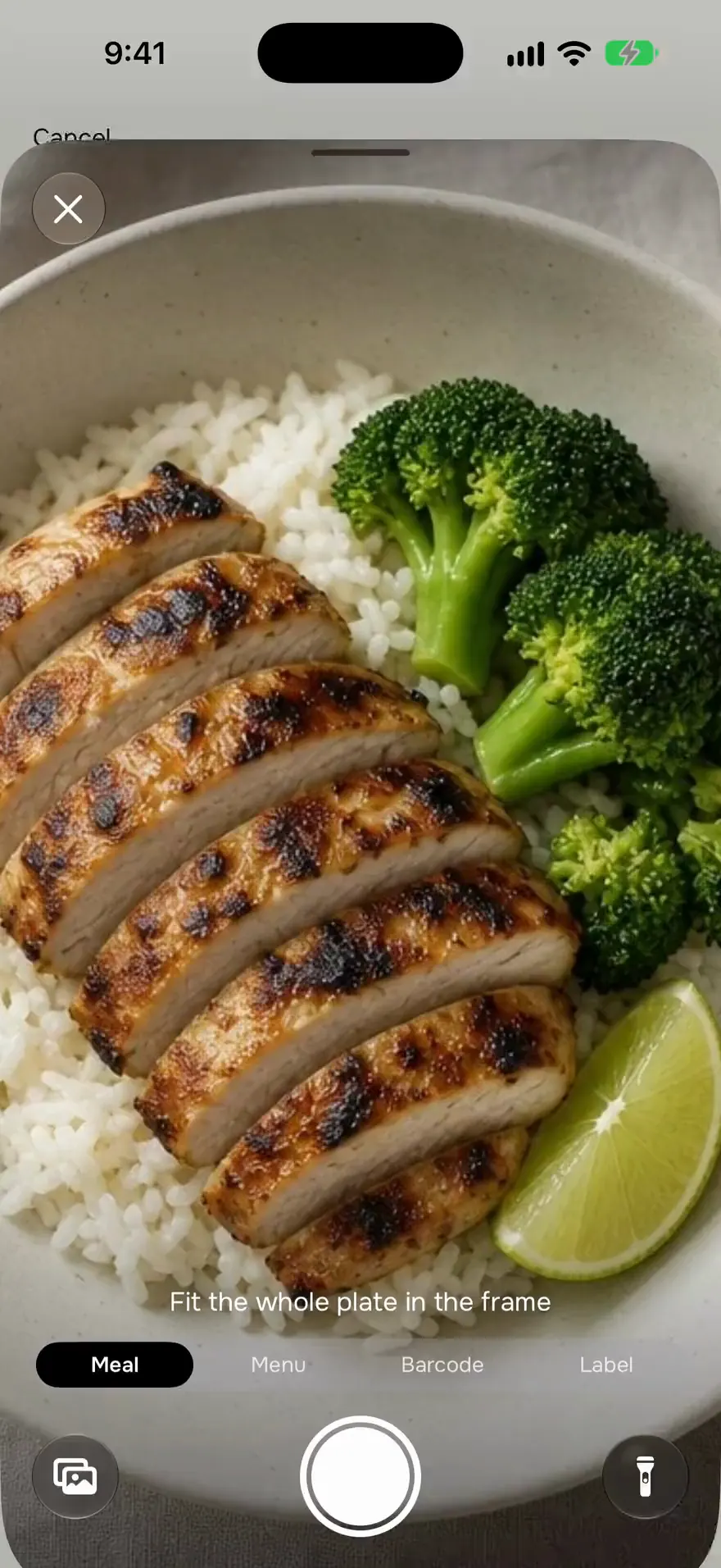 AI estimate of a photographed plate: 571 kcal for 3 items, chicken and rice bowl 540 kcal, steamed broccoli 28 kcal and a lime wedge 3 kcal, each with a checkbox